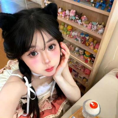 微光下的蓝色男孩